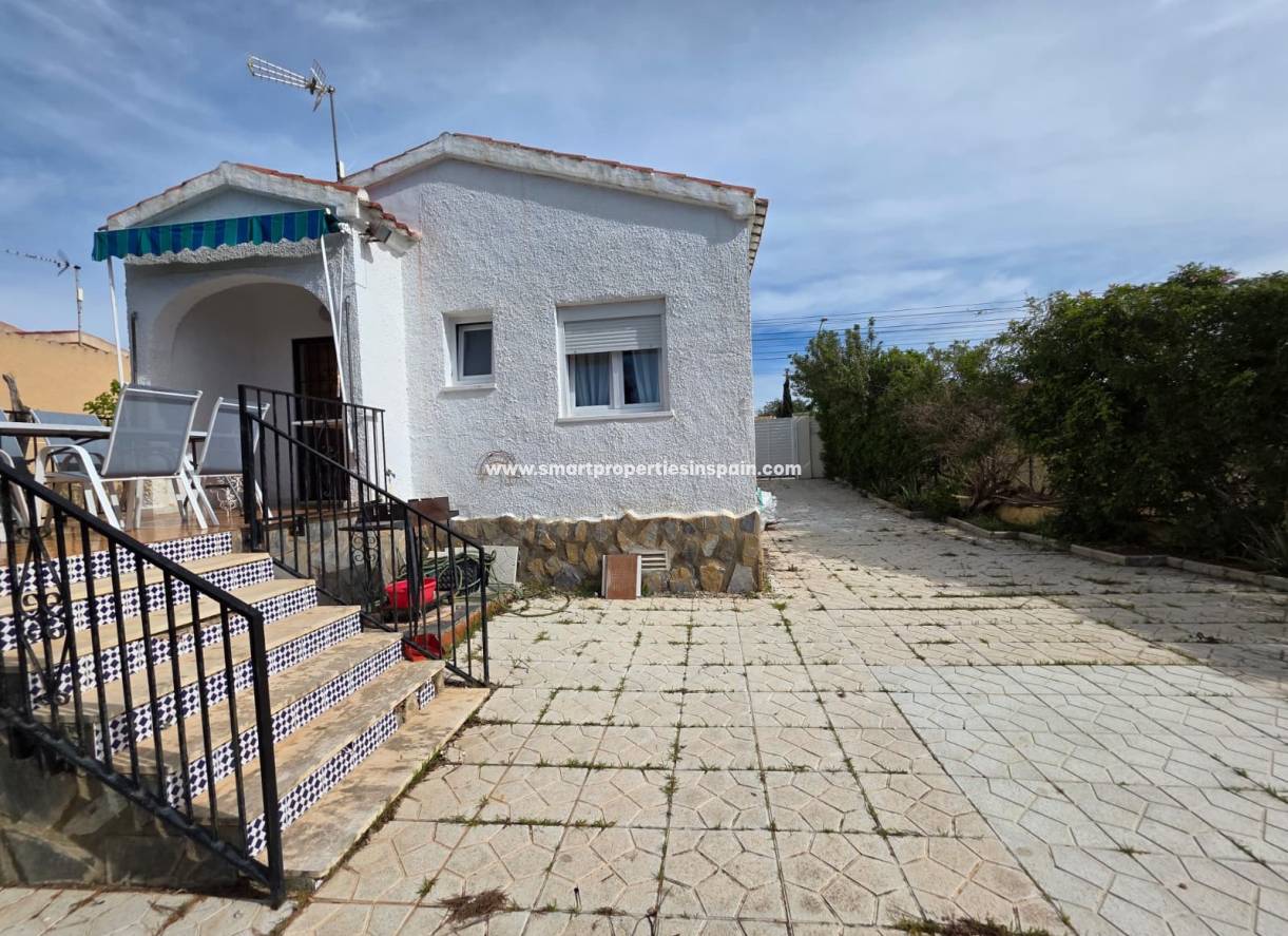 Alquiler Larga Estancia - Chalet Independiente - La Marina - Urbanización La Marina