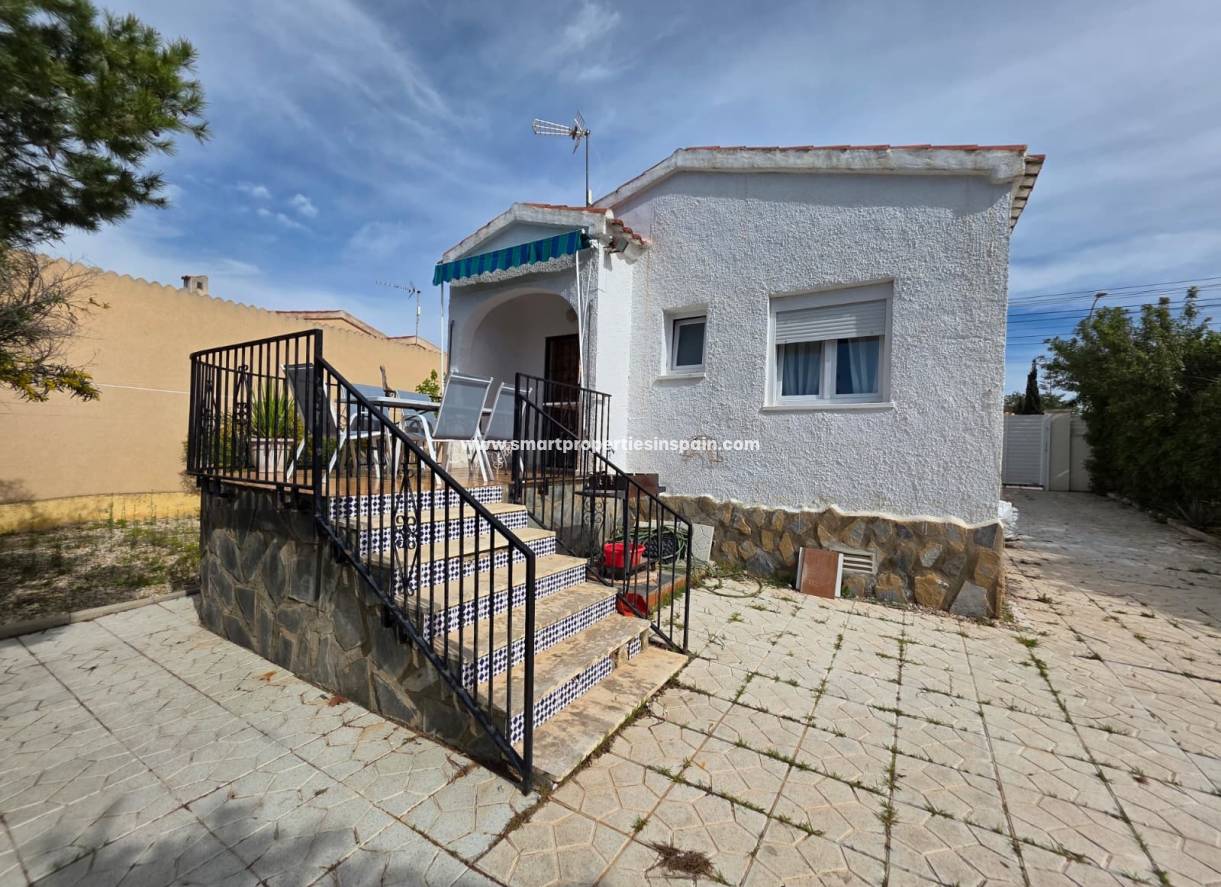 Alquiler Larga Estancia - Chalet Independiente - La Marina - Urbanización La Marina