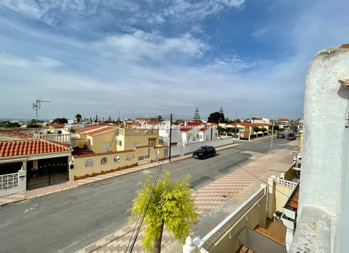 Alquiler Larga Estancia - Vivienda Adosada - La Marina - Urbanización La Marina