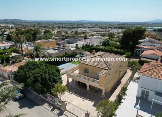 Chalet Independiente - Reventa - La Marina - Urbanización La Marina
