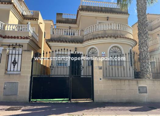 Chalet Independiente - Reventa - La Marina - Urbanización La Marina