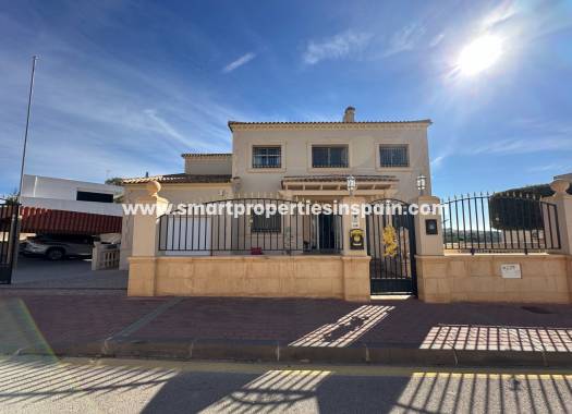 Chalet Independiente - Reventa - La Marina - Urbanización La Marina