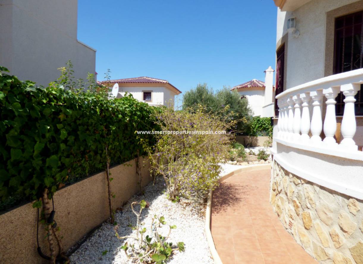 Reventa - Chalet Independiente - La Marina - Urbanización La Marina