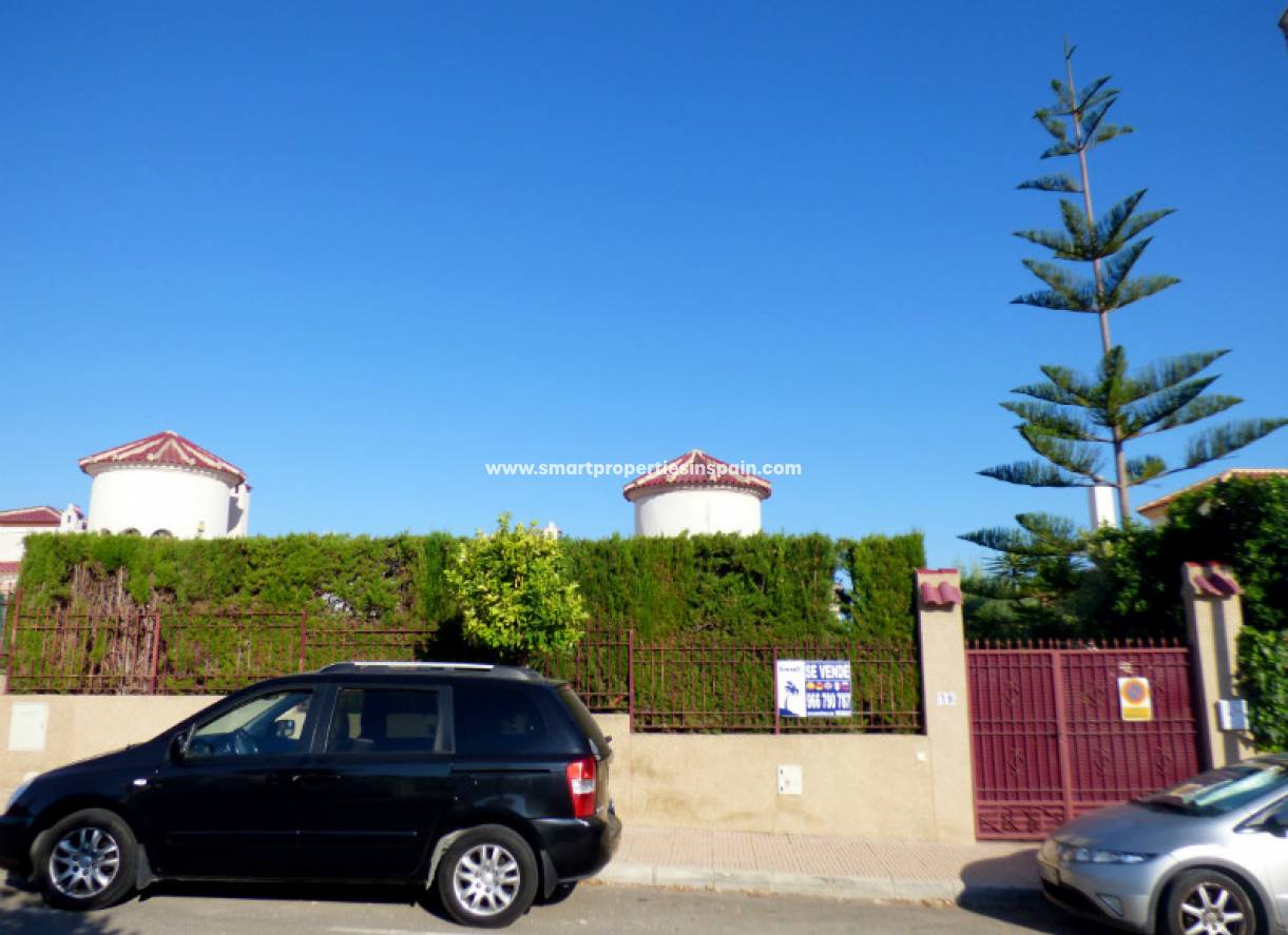 Reventa - Chalet Independiente - La Marina - Urbanización La Marina