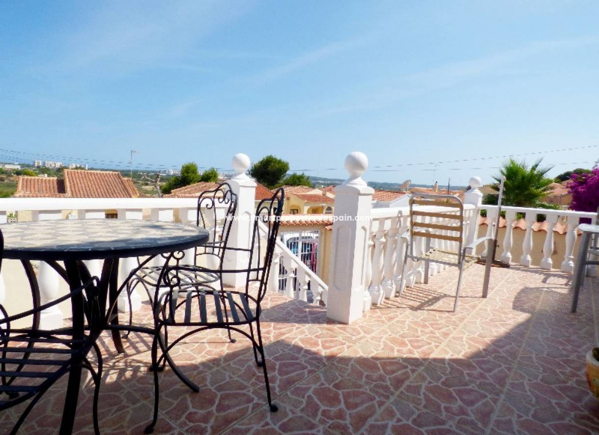 Reventa - Chalet Independiente - La Marina - Urbanización La Marina