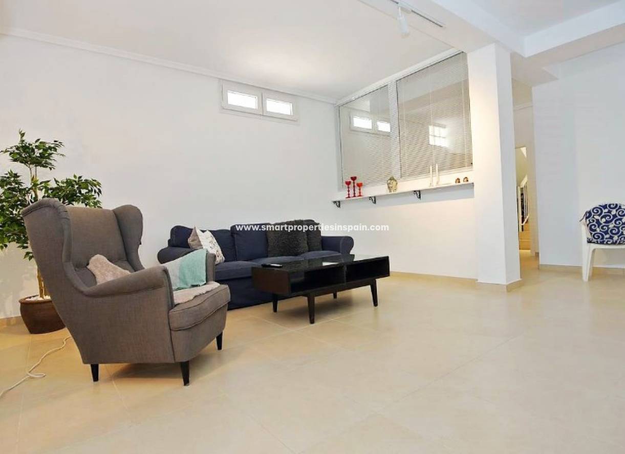 Reventa - Chalet Independiente - La Marina - Urbanización La Marina