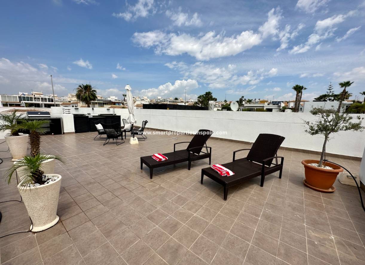 Reventa - Chalet Independiente - La Marina - Urbanización La Marina