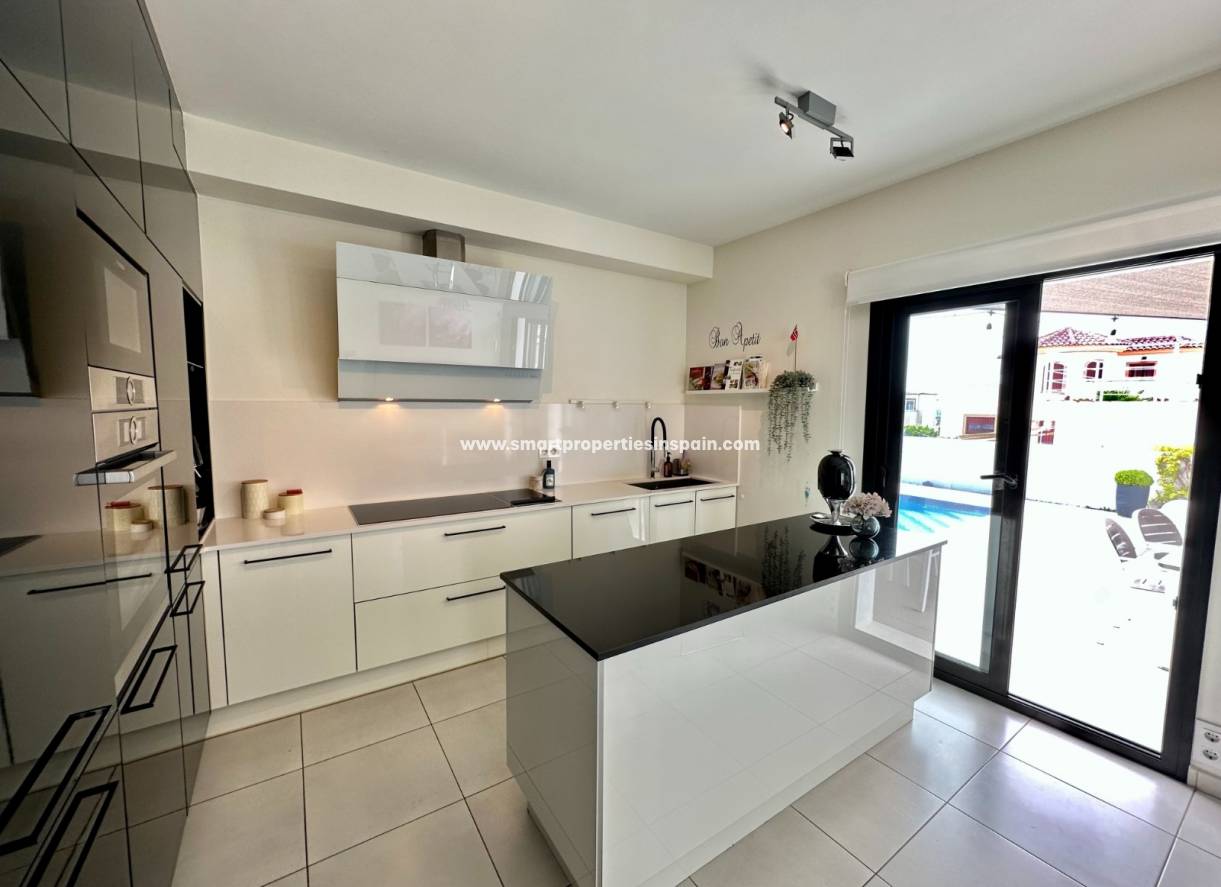 Reventa - Chalet Independiente - La Marina - Urbanización La Marina