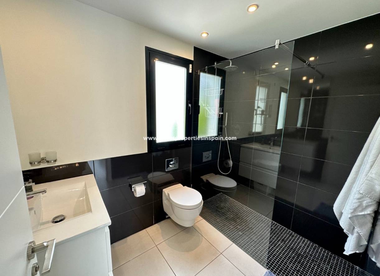 Reventa - Chalet Independiente - La Marina - Urbanización La Marina