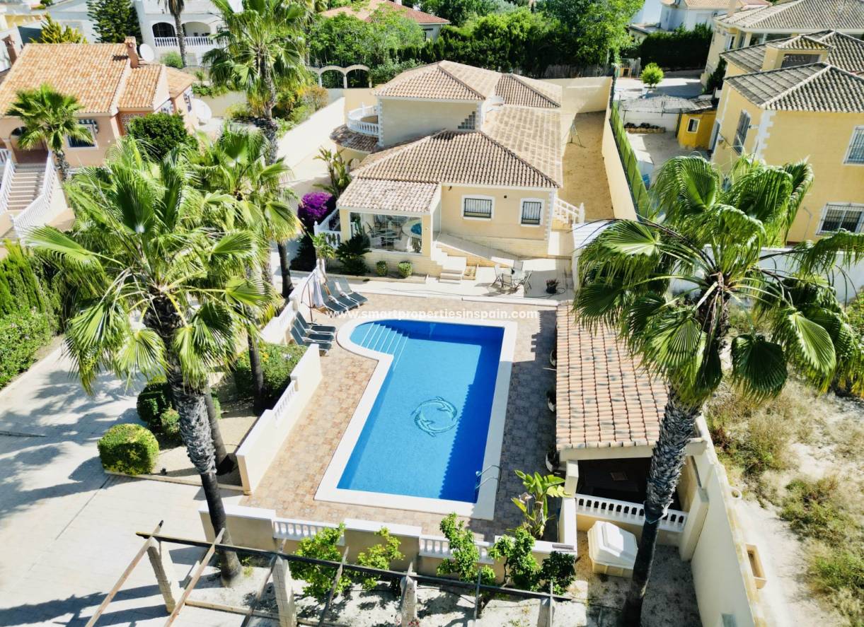 Reventa - Chalet Independiente - La Marina - Urbanización La Marina