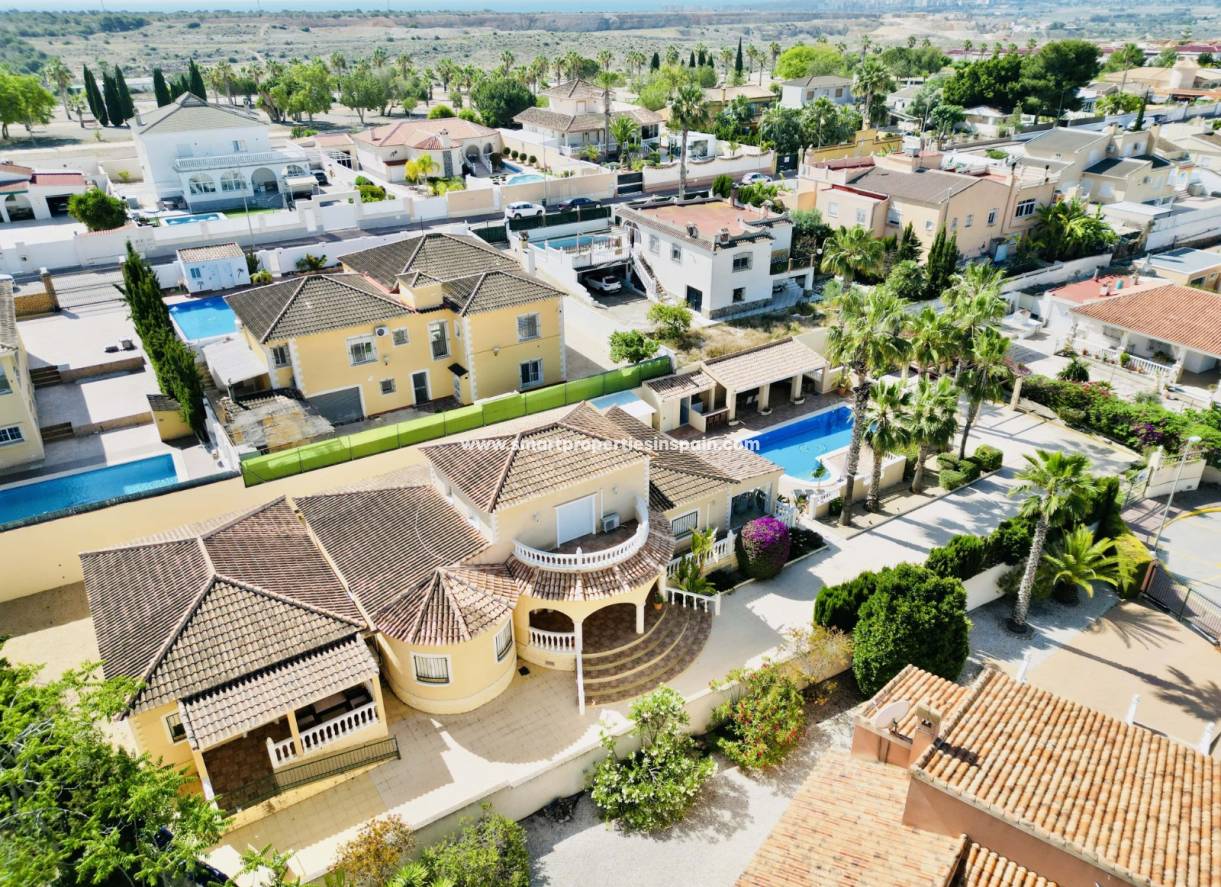 Reventa - Chalet Independiente - La Marina - Urbanización La Marina