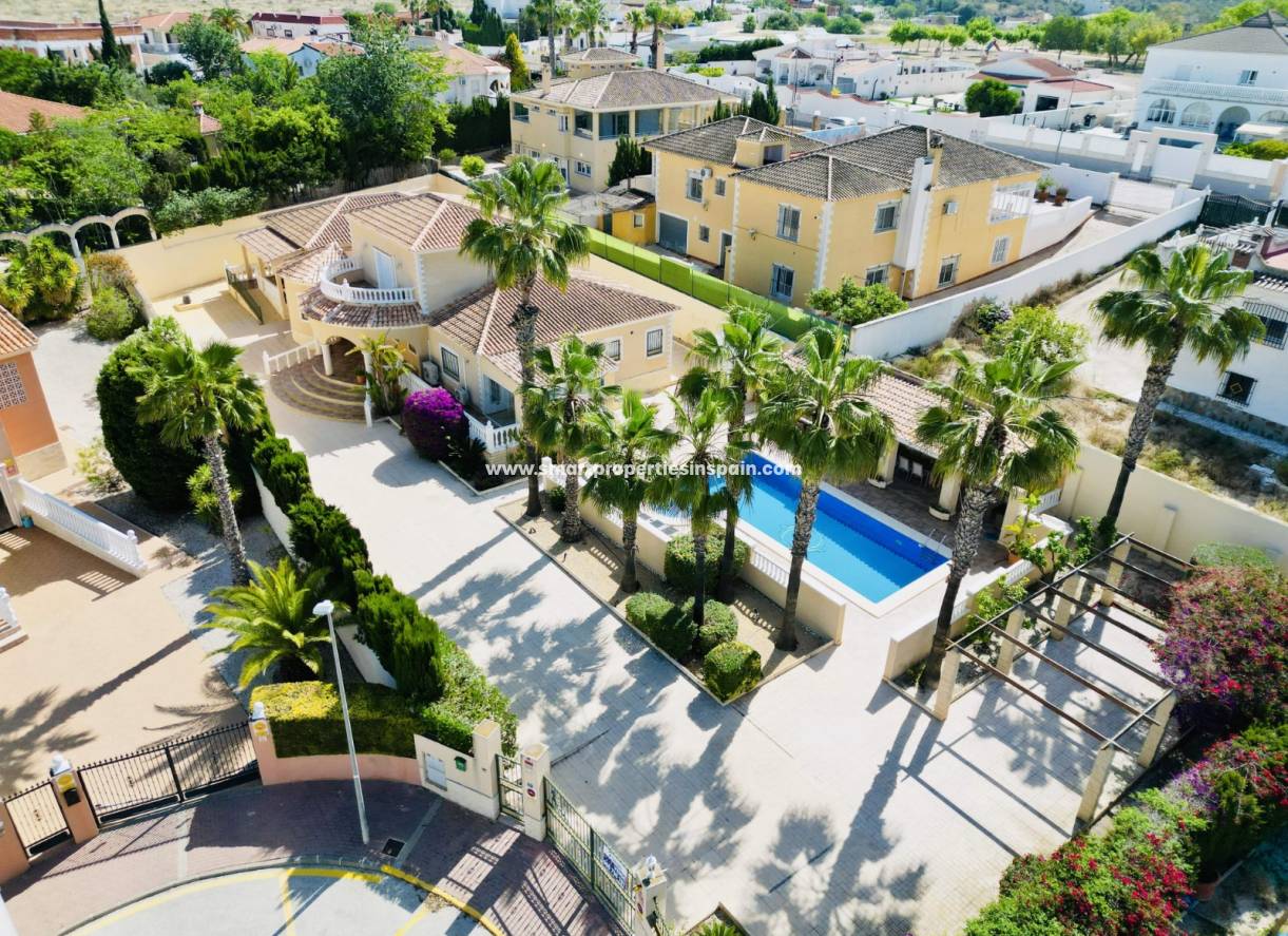 Reventa - Chalet Independiente - La Marina - Urbanización La Marina