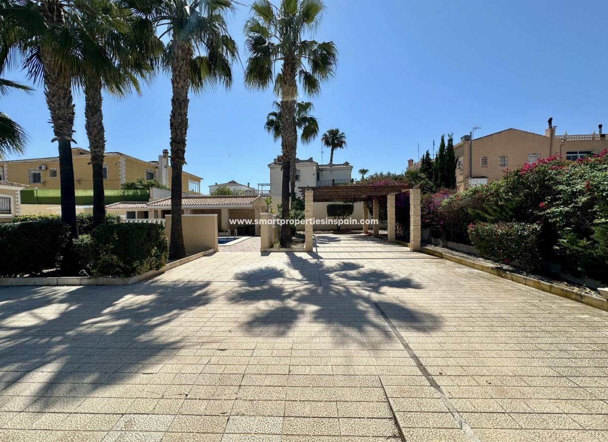 Reventa - Chalet Independiente - La Marina - Urbanización La Marina