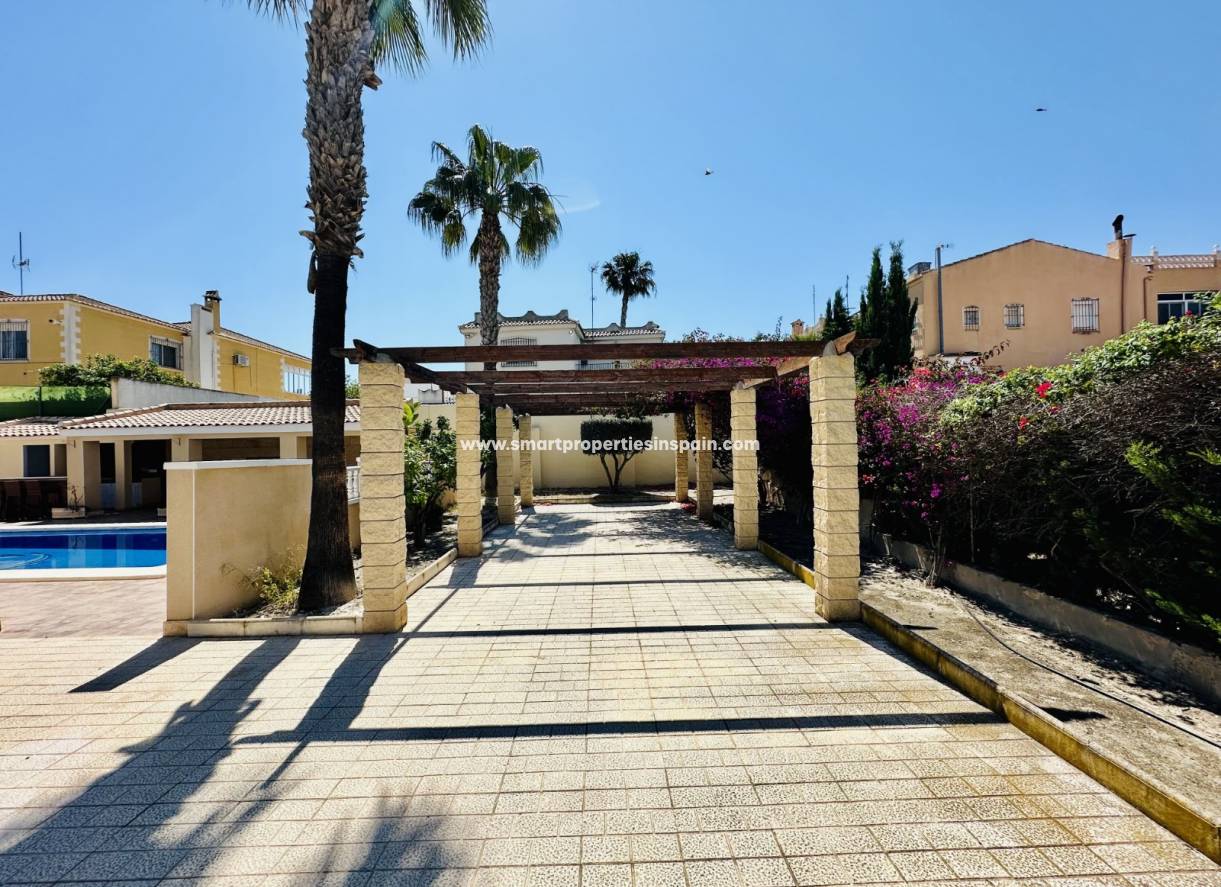 Reventa - Chalet Independiente - La Marina - Urbanización La Marina