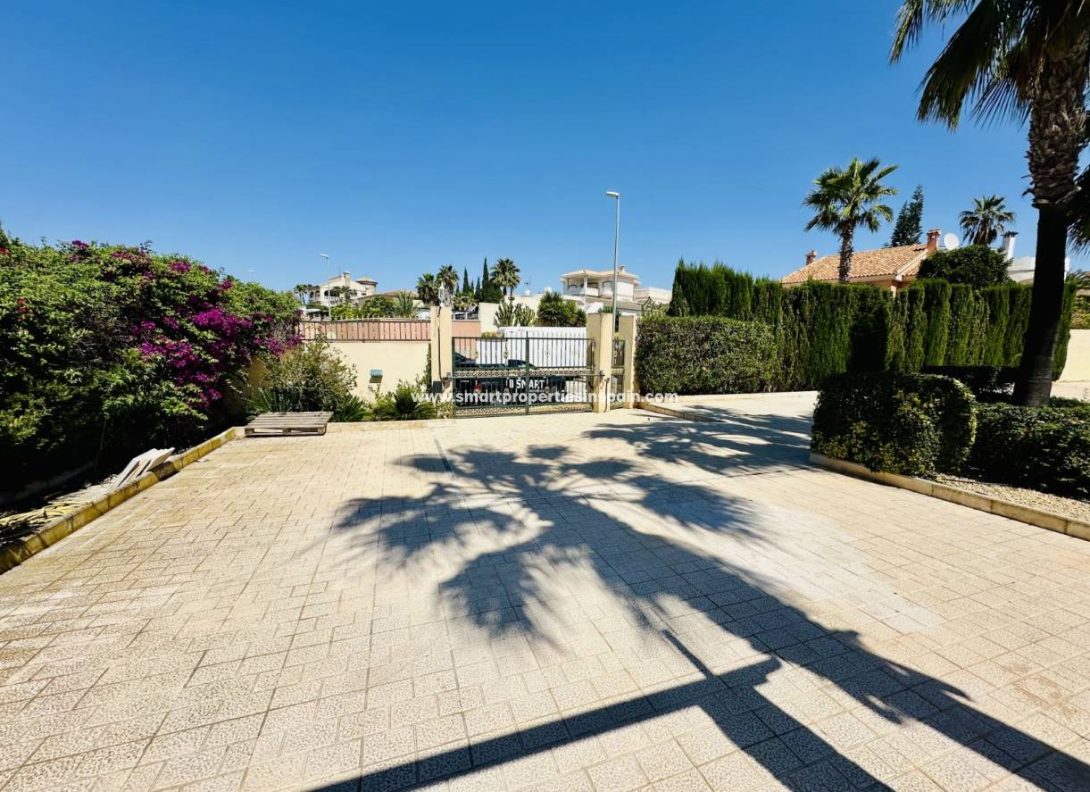 Reventa - Chalet Independiente - La Marina - Urbanización La Marina