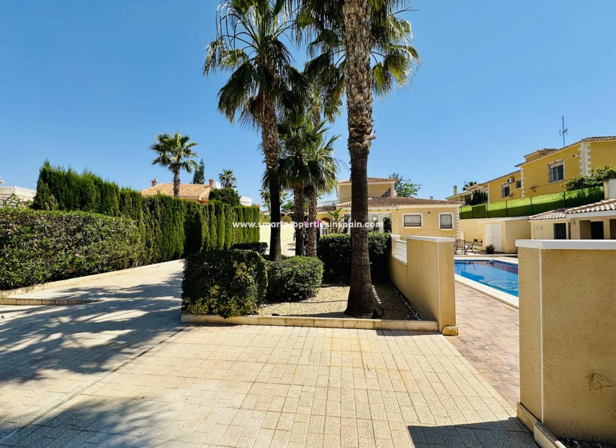 Reventa - Chalet Independiente - La Marina - Urbanización La Marina
