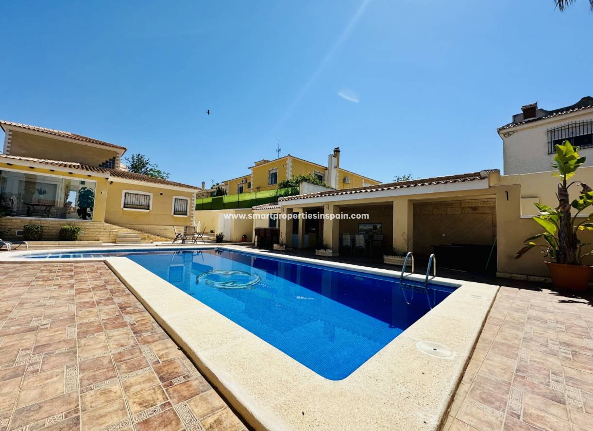 Reventa - Chalet Independiente - La Marina - Urbanización La Marina