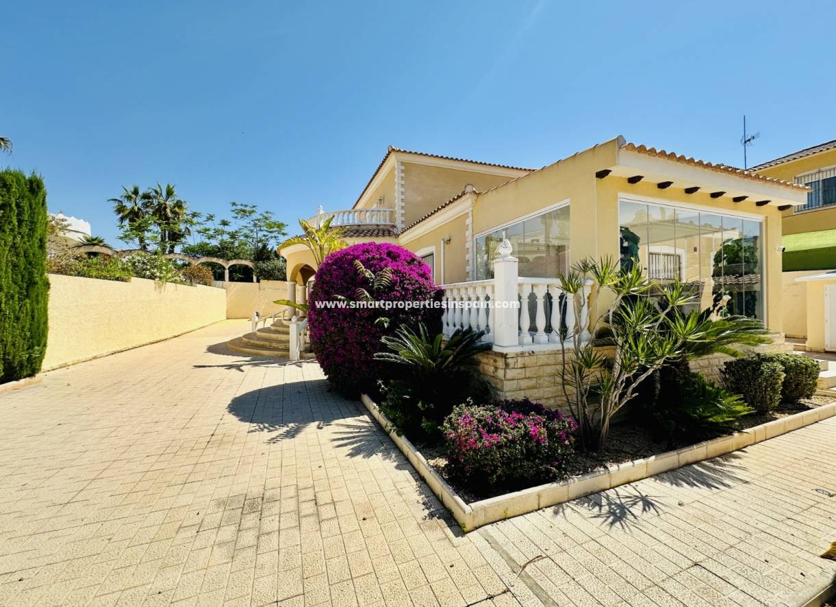 Reventa - Chalet Independiente - La Marina - Urbanización La Marina