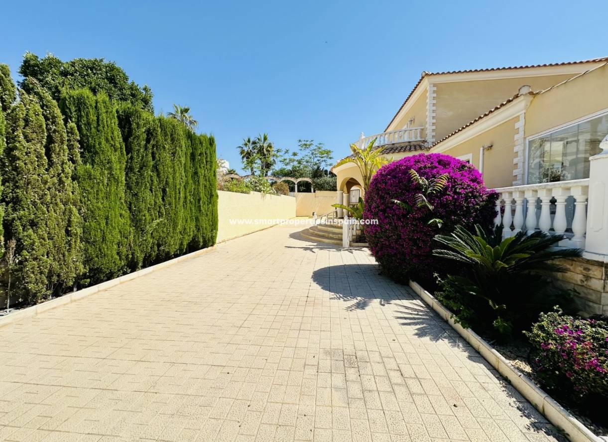Reventa - Chalet Independiente - La Marina - Urbanización La Marina