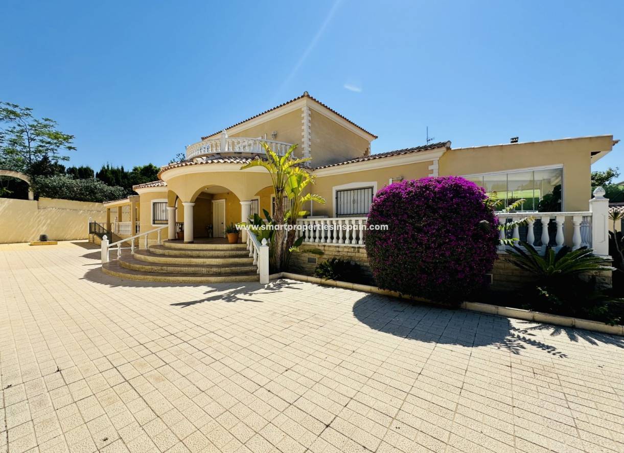 Reventa - Chalet Independiente - La Marina - Urbanización La Marina