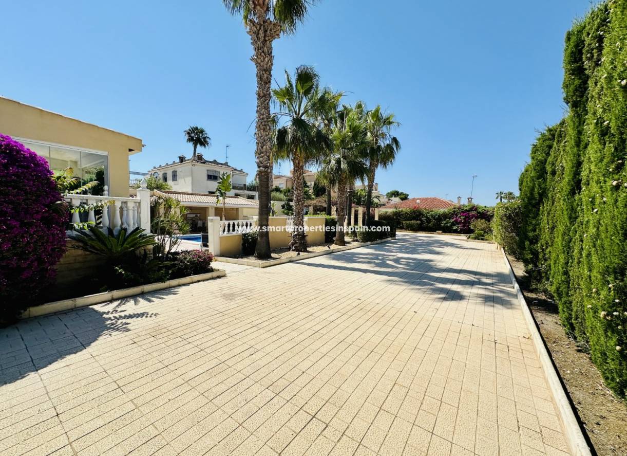 Reventa - Chalet Independiente - La Marina - Urbanización La Marina