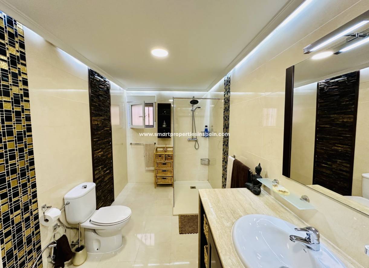 Reventa - Chalet Independiente - La Marina - Urbanización La Marina