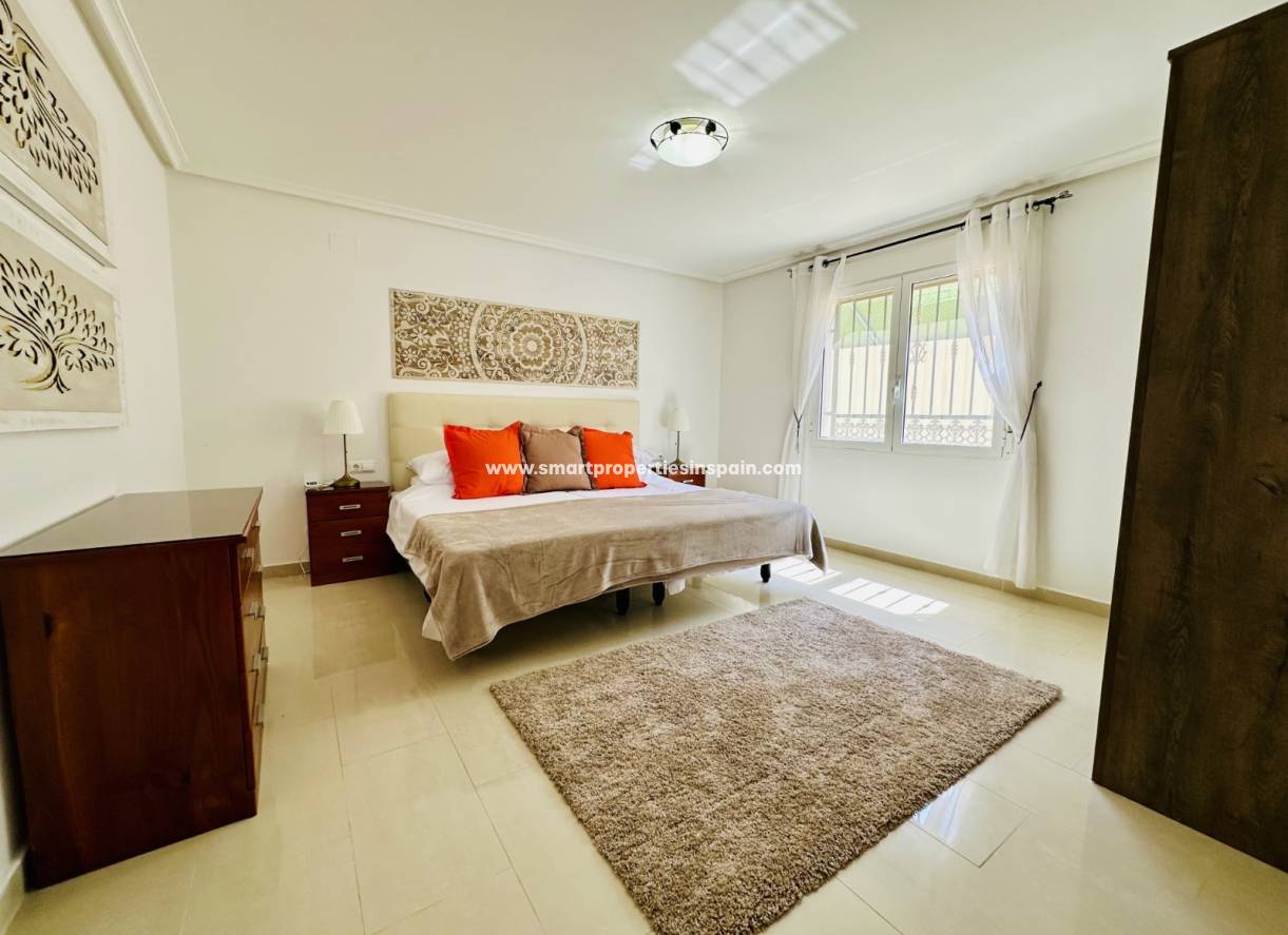 Reventa - Chalet Independiente - La Marina - Urbanización La Marina