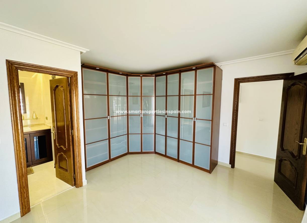 Reventa - Chalet Independiente - La Marina - Urbanización La Marina