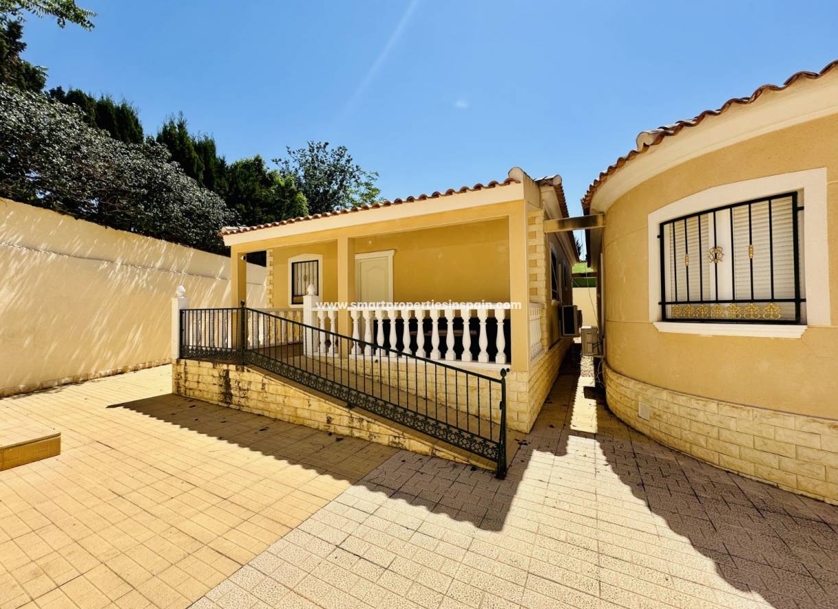 Reventa - Chalet Independiente - La Marina - Urbanización La Marina