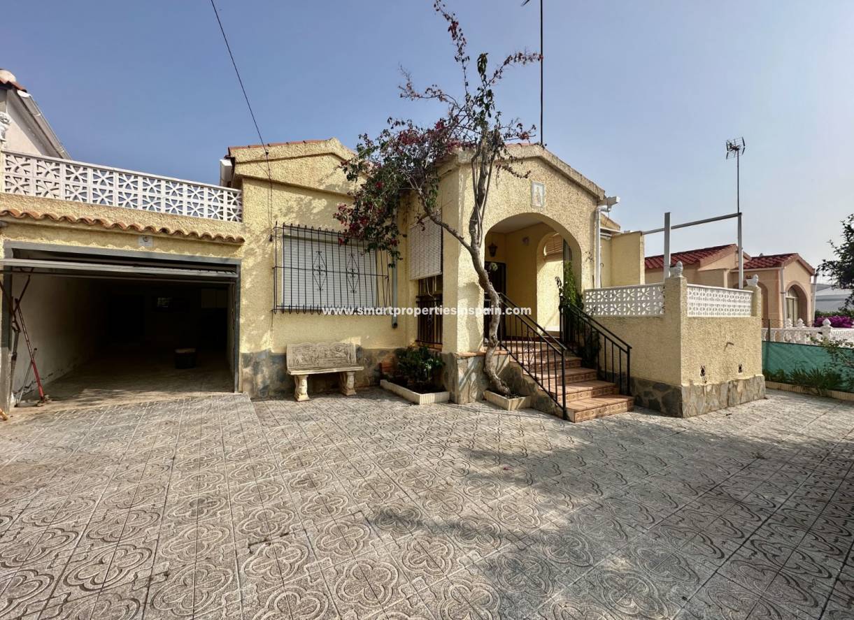 Reventa - Chalet Independiente - La Marina - Urbanización La Marina