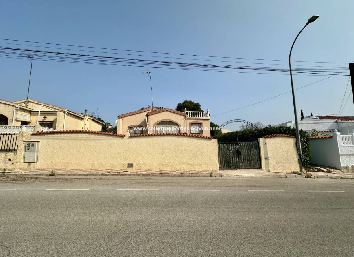 Reventa - Chalet Independiente - La Marina - Urbanización La Marina