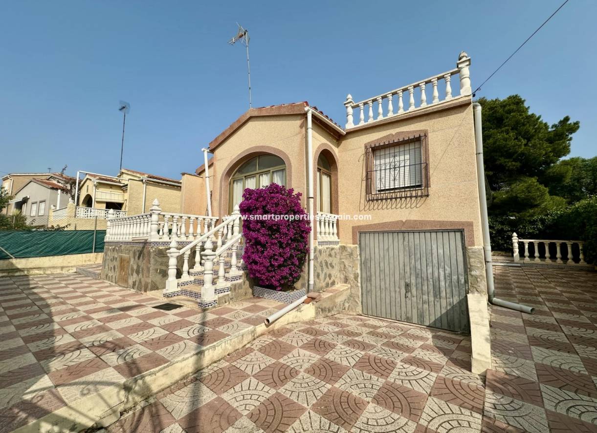 Reventa - Chalet Independiente - La Marina - Urbanización La Marina