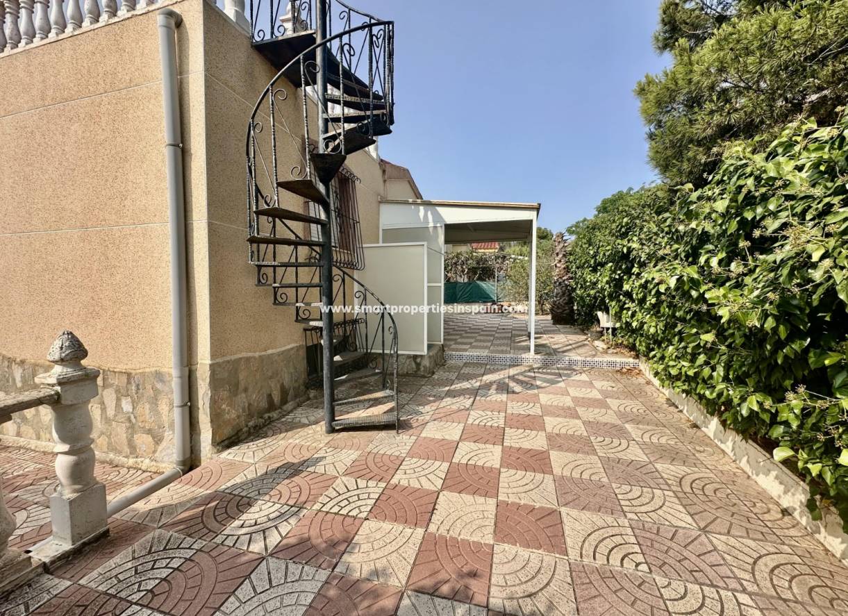 Reventa - Chalet Independiente - La Marina - Urbanización La Marina