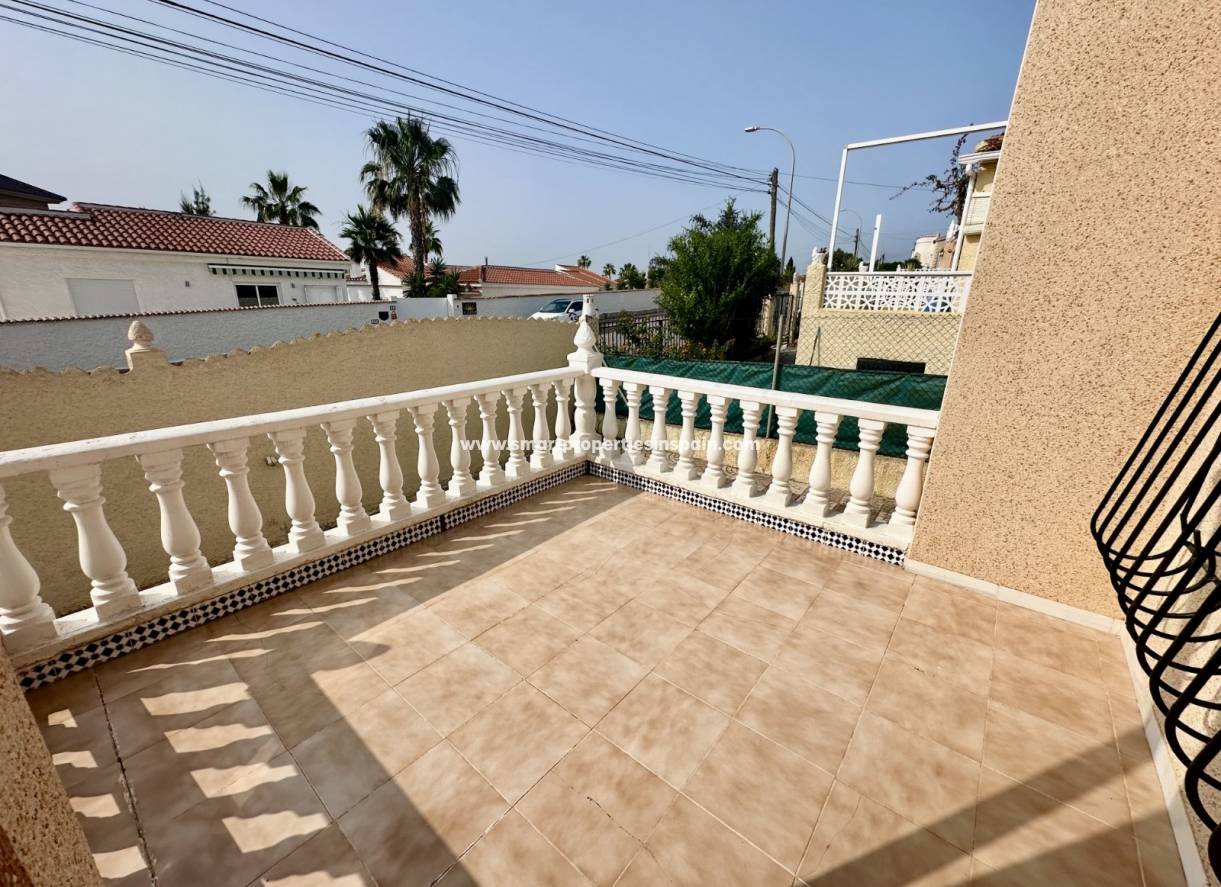Reventa - Chalet Independiente - La Marina - Urbanización La Marina