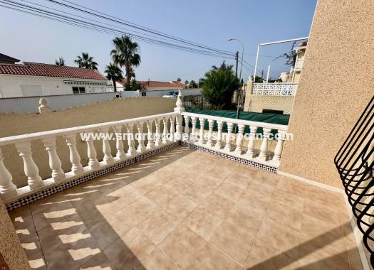 Reventa - Chalet Independiente - La Marina - Urbanización La Marina