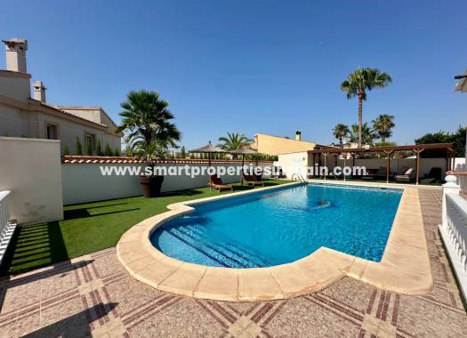 Reventa - Chalet Independiente - La Marina - Urbanización La Marina