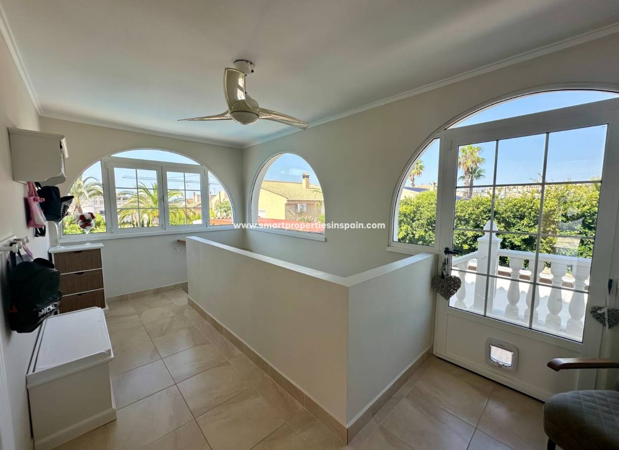 Reventa - Chalet Independiente - La Marina - Urbanización La Marina