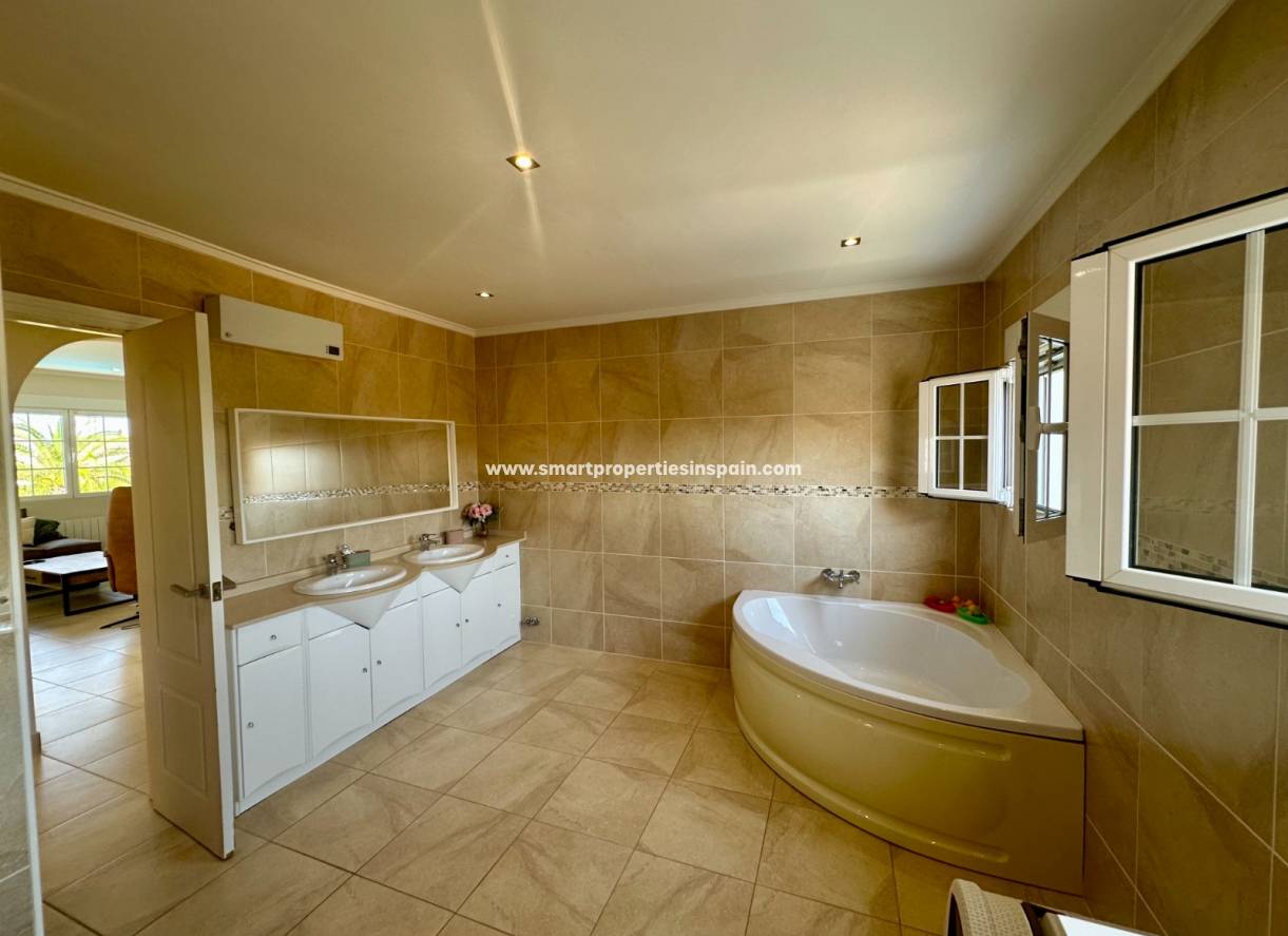 Reventa - Chalet Independiente - La Marina - Urbanización La Marina