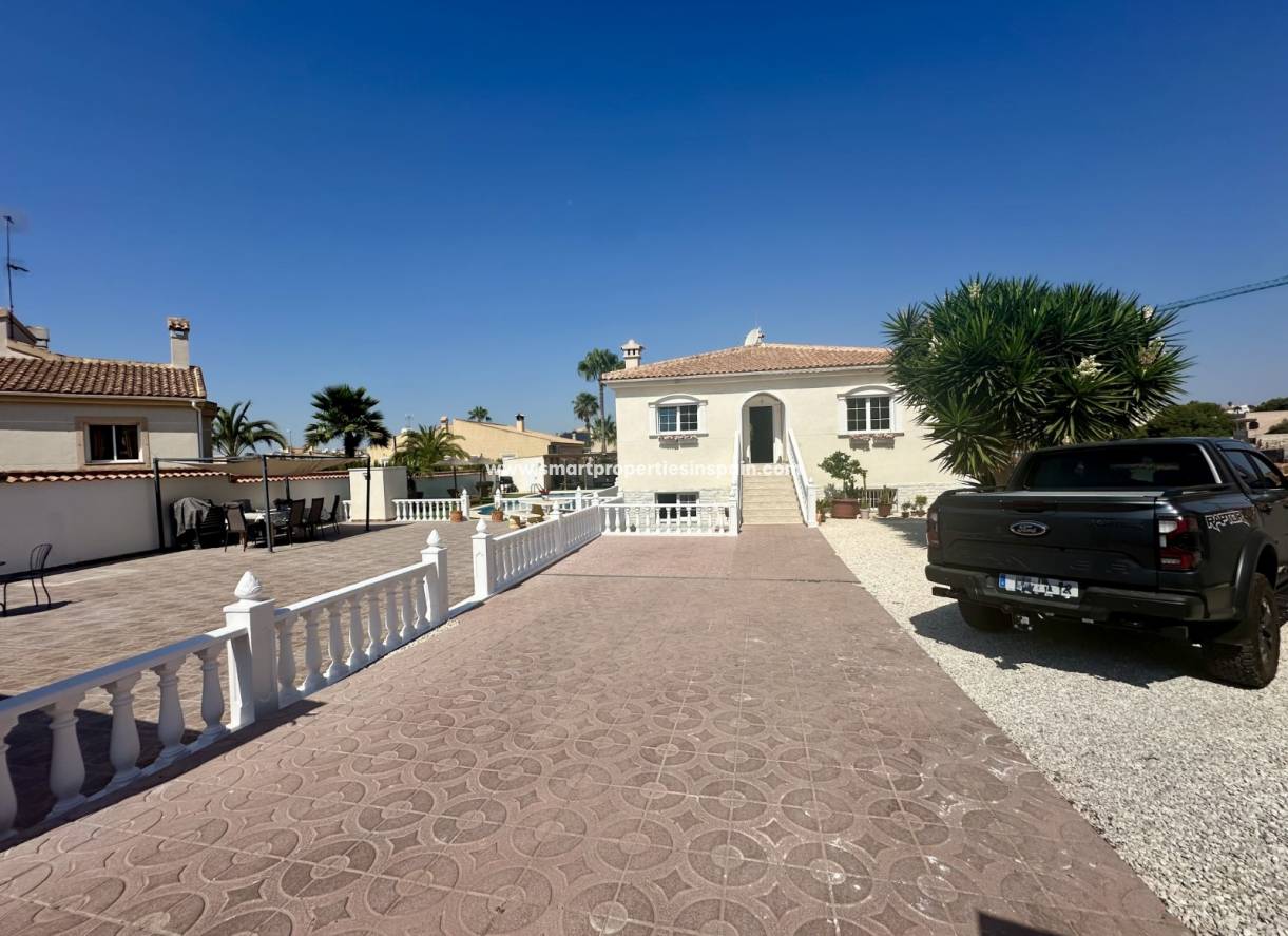 Reventa - Chalet Independiente - La Marina - Urbanización La Marina