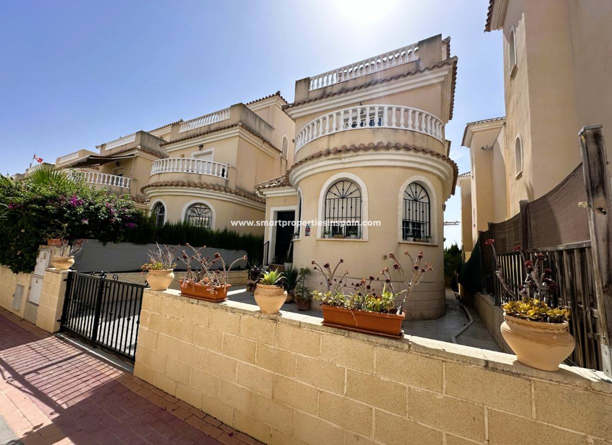 Reventa - Chalet Independiente - La Marina - Urbanización La Marina