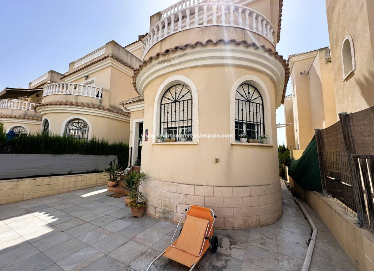 Reventa - Chalet Independiente - La Marina - Urbanización La Marina