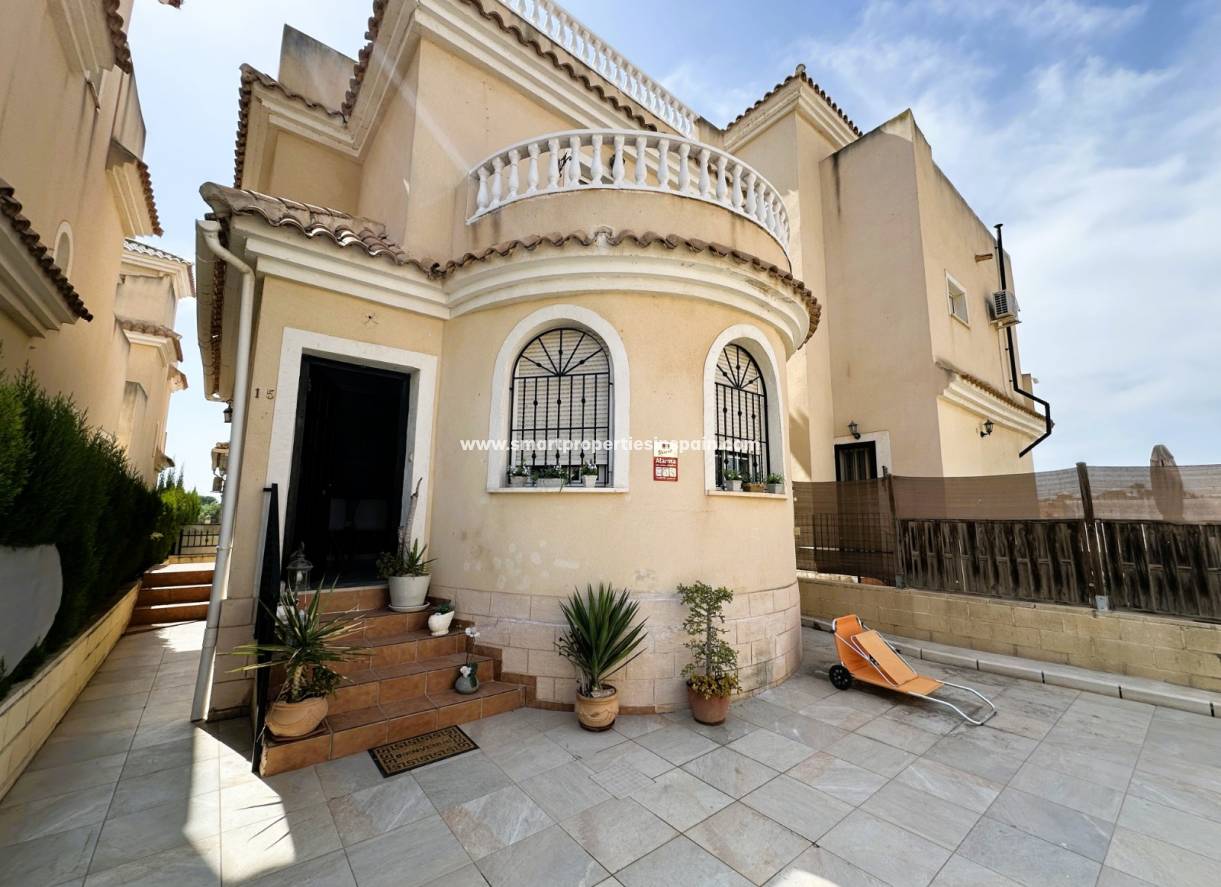 Reventa - Chalet Independiente - La Marina - Urbanización La Marina