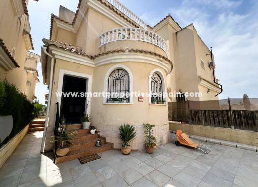 Reventa - Chalet Independiente - La Marina - Urbanización La Marina