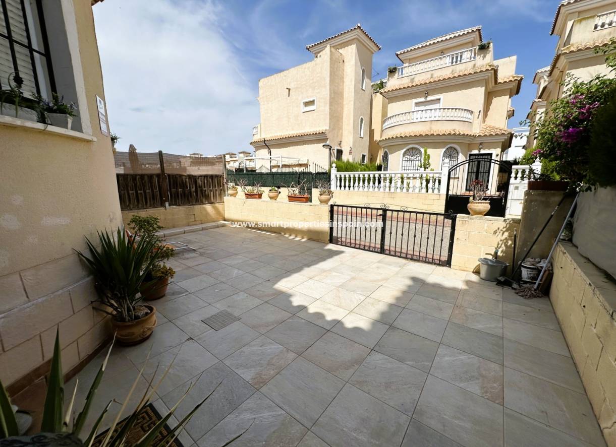 Reventa - Chalet Independiente - La Marina - Urbanización La Marina