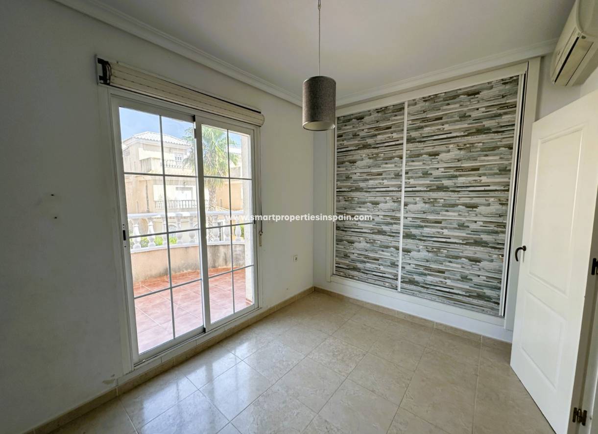 Reventa - Chalet Independiente - La Marina - Urbanización La Marina