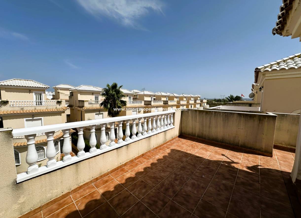 Reventa - Chalet Independiente - La Marina - Urbanización La Marina