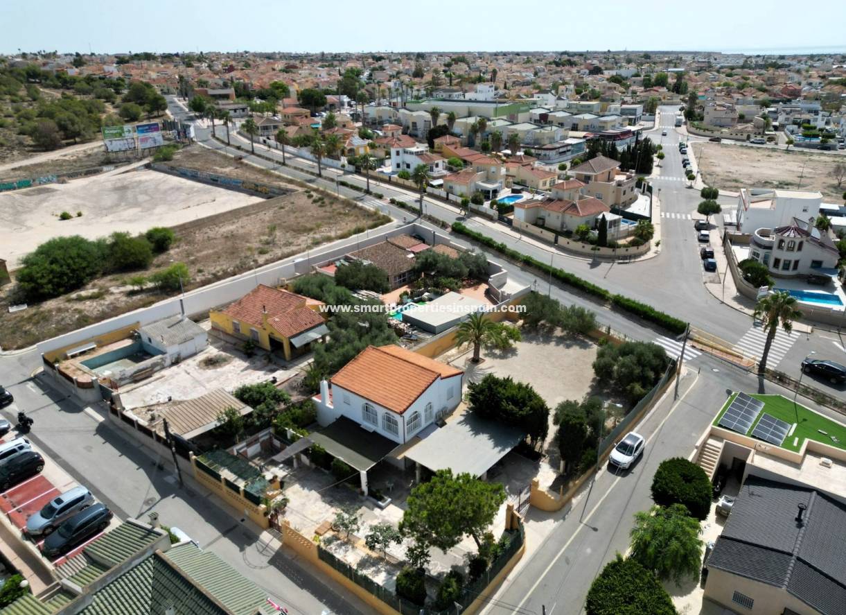 Reventa - Chalet Independiente - La Marina - Urbanización La Marina