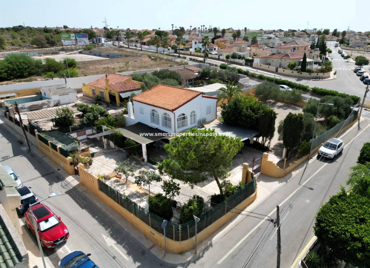 Reventa - Chalet Independiente - La Marina - Urbanización La Marina