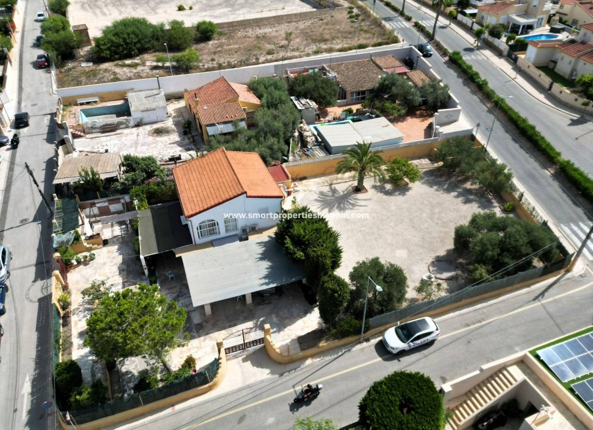 Reventa - Chalet Independiente - La Marina - Urbanización La Marina