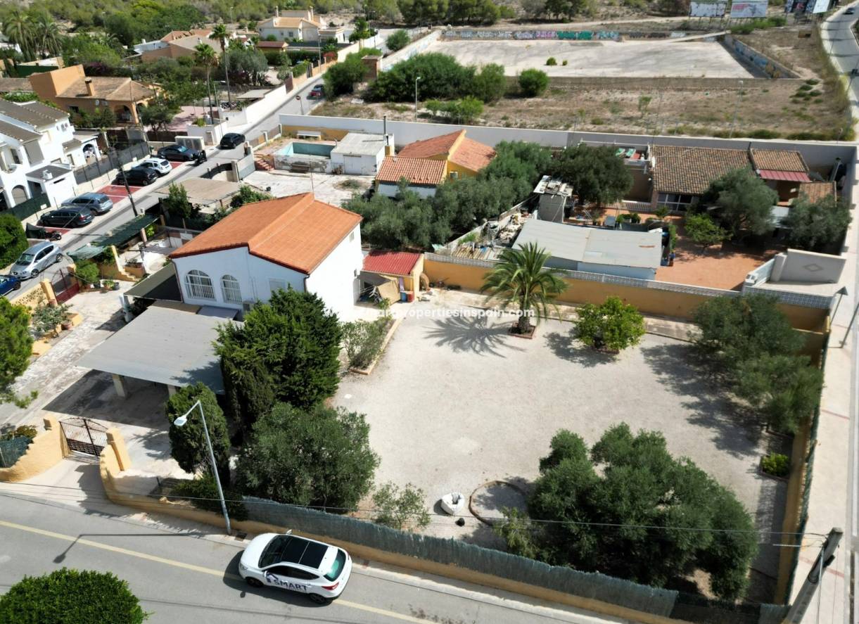 Reventa - Chalet Independiente - La Marina - Urbanización La Marina
